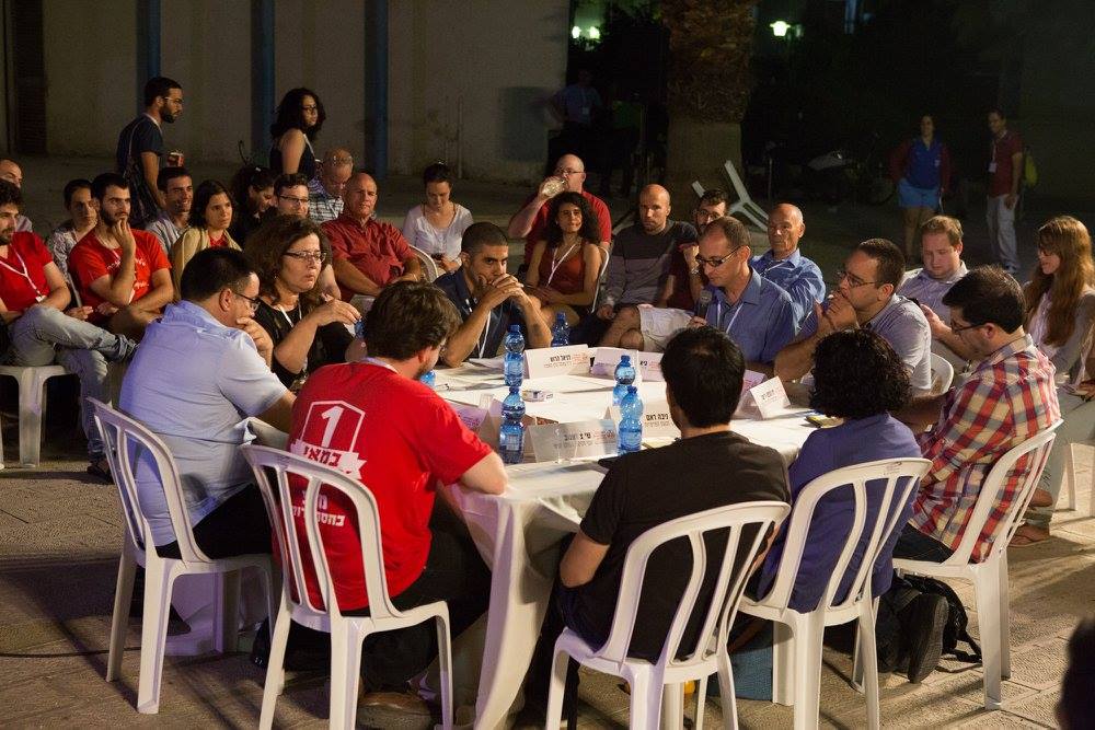 אחד מארבעת השולחנות העגולים בכנס עסק בשאלה- מהם הרעיונות החברתיים-כלכליים שצריכים לקדם בישראל 2016. גיא פדה, יו"ר הועד המנהל של המכללה, הנחה את השולחן המרתק.